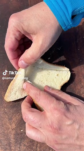 🥪Cheesy Herb Bread Baskets🤤, recipe👇 Ingredients: – 1 slice of bread – 1 tbsp fresh dill, finely chopped – 1 tbsp olive oil – 2–3 tbsp grated cheese (any melting cheese like mozzarella or cheddar) Instructions: 1. Take a slice of bread and make shallow cuts in it (as shown in the video) to help it fold easily. 2. Gently shape the bread into a small basket or cup. 3. Mix the chopped dill with olive oil and brush the inside of the bread basket. 4. Fill the center with grated cheese. 5. Bake in 