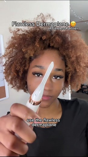 Dermaplaning at home has never been so easy! 🍑✨ Reveal smooth and radiant skin with our NEW Flawless Dermaplane Glo Sonic 🔊 device. Shop now on @amazon at the link in our bio 🔗 #FlawlessPartner #dermaplaning #flawlessdermaplane #athomedermaplaning #flawlesshairremover #amazonskincarefinds #amazonbeautyfinds #amazonbeautymusthave