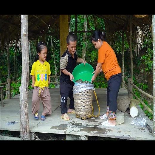 The dwarf family's fish trap making skills - Trap giant fish to sell at the market Part 9 | Bushcraft Camping