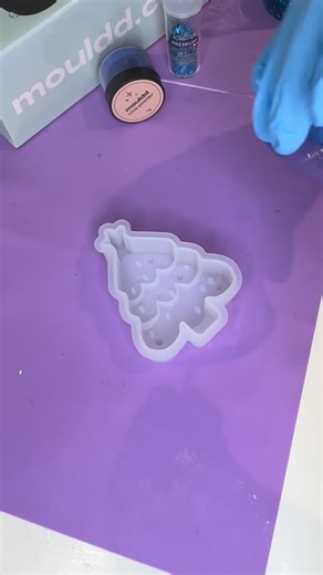 7.5K views · 1.3K reactions | This cute little Christmas tree ornament will look great on display in any home  Available to purchase…dm me  Mould and resin from the lovely @mouldd_resin  Glitter from the sparkly @hemway.official ✨✨ Custom colours/glitters available on request  DM me to order  #resinart #resincraft #resinornaments #christmastree #christmasornaments #holidaydecor #homedecor #smallgift #glitter | Jess's Creativecrafts | Facebook