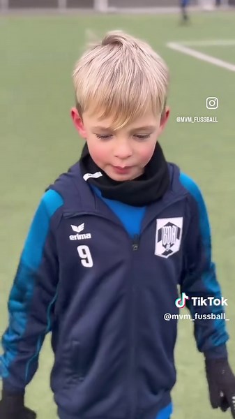 Coach Mile – Fußballverrückt, Familienmensch & Top-Trainer bei MVM! ⚽🔥 Die Kids lieben sein Training – und das aus gutem Grund! 💯💪 #MVM #fußballtraining #coachmile #FußballTraining #KinderFußball