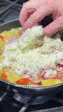 8pzs de huevo 2g de sal 1g de pimienta 3pzs de papá cocida y rebanada 150g de cebolla morada