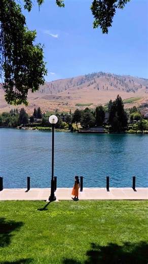 Irene - Mama of 3 🫶🏻🇲🇲🇲🇽🇺🇸 on Instagram: "Lake Chelan. The largest, longest and deepest natural lake in Washington State with sparkling blue water! 📍Chelan Riverwalk Park (video) ✨✨✨✨✨ #lakechelan #pnwfamily #pnwfamilyadventures #slowliving #intentionalmotherhood #pacificnorthwestmom #familylife #chelan #chelanwashington"