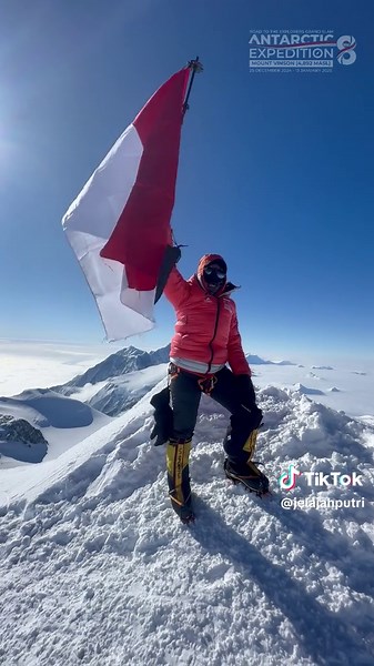 Sang Merah Putih di Puncak Gunung Vinson Antartika