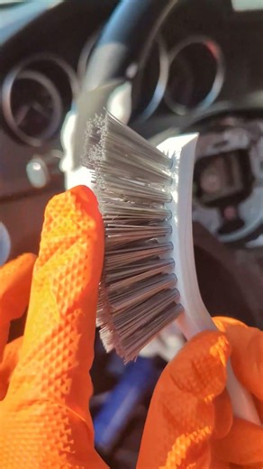Cleaning a dirty Alcantara steering wheel 🧼 #mechanic #repair #mercedes #amg #cleaning #car #diy