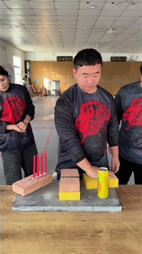 飞牌如飞刀，碎瓶如碎纸，这就是中国功夫！Flying Cards Like Blades, Bottles Breaking Like Paper—This Is Chinese Kung Fu!