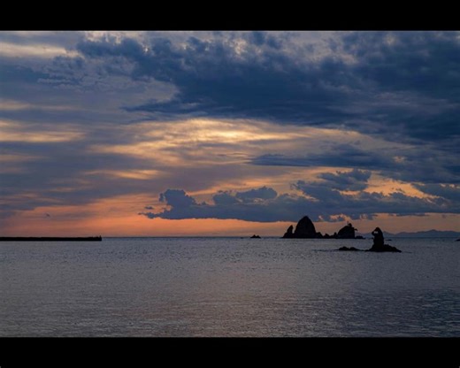 yukini on Instagram: "🧡大田子海岸の夕刻🧡 みんな大好き 夕活ですよ🤗 静岡県賀茂郡西伊豆町 大田子海岸 ここにはメガネッチョと呼ばれる奇石があります このゴジラ岩は伊豆にあるゴジラ岩なので イズラとも呼ばれてます😆 ゴジラの目に夕日が入るのを見ると幸せになれるとも言われてます👀 一昨日のゴジラ岩の夕日と並行して撮っていたタイムラプスです🎶 （2025/9/21撮影） 目まぐるしく空が変わってゆくのが分かりますね 10秒枚の設定でしたが3～5秒くらいのほうが良かったかなと猛省😌 たまにはタイムラプスも面白いです😆😆 富士フイルム X-H1 XF18-120mm F4 LM PZ WR ISO:Auto f:8 SS:1/Auto WB:AUTO FS:ASTIA #大田子海岸 #写真好きな人と繋がりたい #カメラ好きな人と繋がりたい #ファインダー越しの私の世界 #富士フイルムに恋してる #tokyocameraclub 