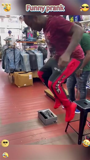 Trying on shoes and running at Mad kicks 🦵🤣😜 #sneakerhead #funny #madkicksdxb #prank #scared