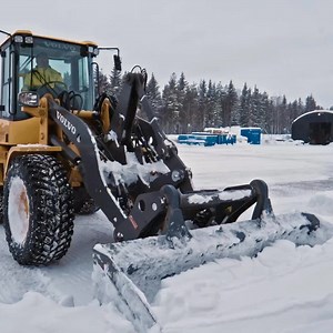 For snow removal, the OQL for wheel loaders simplifies attachment changes, allowing you to efficiently handle snow without ever leaving the cab, even in the coldest weather. #OQL #oilquick #wheelloader #quickcoupler | OilQuick