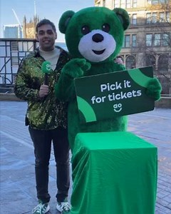 Can these fans win 1975 tickets? 🎶🎤🎟️ | AO