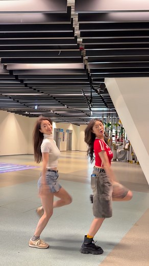 這影片有幾個亮點你們發現了嗎？ 甜的同手同腳走路超可愛 如的拖鞋最後曝光了 | 芳小如 Sandy