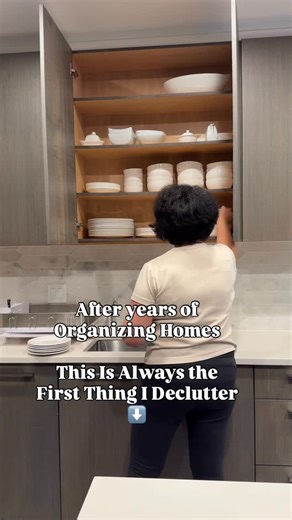 Gulnaz - Practical Minimalist on Instagram: "After years of organizing homes, this is always the first thing I declutter. Not clothes. Not kitchen gadgets. Not décor. It’s the things with NO HOME: Real life examples I see every time: • Random items living on the kitchen counter • Bags dropped by the door “for now” • Paper piles moved from room to room • Stuff that’s “important” but never put away • The same objects you tidy… again and again This is why your home never feels calm—decision fatigue