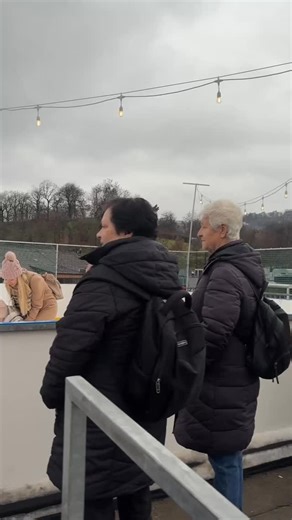 Mikuláš, anděl a čert letos znovu nazuli brusle a dorazili na kluziště na @terasasmichov, kde si s dětmi užili odpoledne plné smíchu a her. 😊 Nechyběla ani nadílka, pohádková vystoupení krasobruslařek a parádní ledová diskotéka. ❄️ Děkujeme, že jste byli součástí téhle Mikulášské jízdy. 🤩 #novysmichov #ocnovysmichov #mikulas #mikulasnalede #terasasmichov #praha #kamvpraze | Obchodní centrum Nový Smíchov