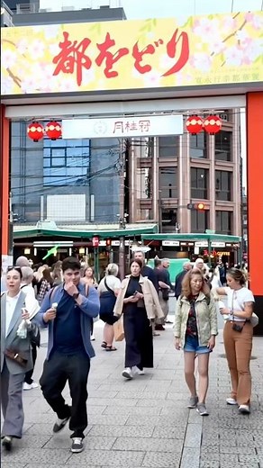 外国人観光客で大混雑する都をどり開催中の祇園花見小路 #京都 #観光