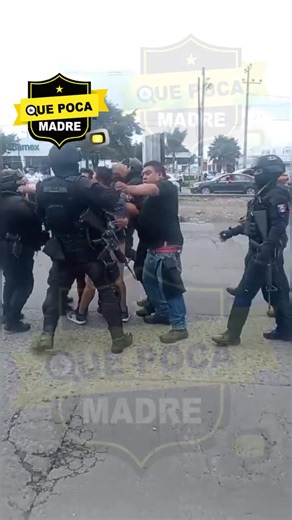 🚨SE DIERON CON TODO‼#INSPECTORES DE #TOLUCA, #MUJERES Y #POLICÍAS 👮🏽‍♂🙈🥴🤛 🚨#DenunciaCiudadana Me gustaría que fuera anónimo y compartieran esto que grabé, creo que es un verdadero abuso de autoridad, esto sucedió frente a la central de abasto, los policías le pegaron a mujeres y personas que estaban trabajando, que al ver que les quitaban sus cosas reclamaron, creemos que por una parte sí deben de cuidar la parte del ambulantaje pero por otro no son las formas, mas si hay mujeres y ninos.