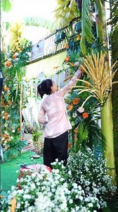 Mỗi người một tay gắn hoa, trái cây Miền Tây miệt vườn lên hợp mắt là có ngay cổng cưới ngày xưa!