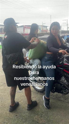 Recibiendo ayuda para nuestros hermanos venezolanos en la plazoleta