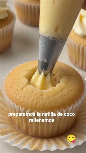 🧁✨ Cómo Hacer Cupcakes de Coco Esponjosos con Relleno de Natilla Cremosa | Receta Fácil #shorts
