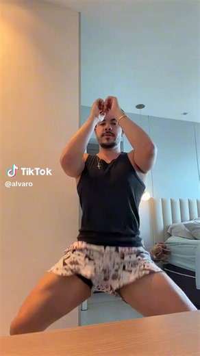 TRETA! Álvaro postou um vídeo no tik tok falando sobre sua entrevista ao PodCats de Camila Loures e Mari Menezes. Ele falou sobre Camila ter dito que ele e os amigos se juntavam para ver clipes e rir dela. Álvaro disse que já tinha esclarecido isso com ela e que tinha pedido para não falarem sobre assunto. Ele ainda falou que ela havia o chamado 7 vezes para o programa e que ele só aceitou por conta da Mari. O influenciador ainda disse que a colega está tentando o cancelar nos comentários dos po