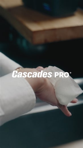 🌿Redéfinir l’hygiène par l’innovation responsable Dans les espaces publics, chaque détail compte, jusqu’au séchage des mains. Une conception réfléchie peut rehausser l’expérience des visiteur(se)s, réduire l’empreinte environnementale et allier élégance, douceur, grande capacité d’absorption et distribution à l’unité pour réduire le gaspillage. Cette approche, incarnée par l’essuie-mains à plis multiples de qualité supérieure Cascades PRO Perform®, modernise les zones de séchage et témoigne de 