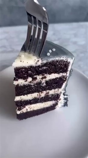 🖤🦇That’s Batty! 🦇🖤 This rich chocolate 4 layer cake by @wetakethecake is filled with creamy white buttercream and coated in black fondant bats taking flight towards a full moon. Tap the link below make the vampire or batman in your life sinfully satisfied, nationwide! 📸: @thecarboholic https://www.goldbelly.com/holidays/halloween | Goldbelly