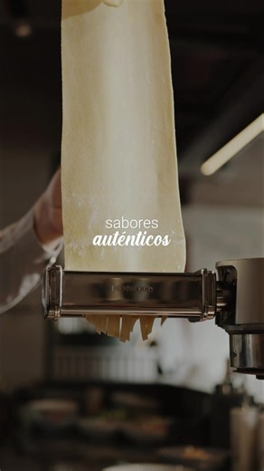 Cocinar es como enamorarse… disfrutar de un pedacito de Italia en cada ingrediente y en cada plato que aprenderemos a elaborar en este curso corto de cocina Italiana. Un chef experto nos llevará paso a paso para descubrir el auténtico sabor de esta deliciosa emblemática cocina. No te demores, los cupos son limitados. ¡Inscríbete ya! 🇮🇪🍕🥗🍝👨🏼‍🍳🇮🇪 #ismm #ismmmexico #escuela #escueladecocina #gastronomia #cocinaitaliana #cursos #aprende | Instituto Superior Mariano Moreno México