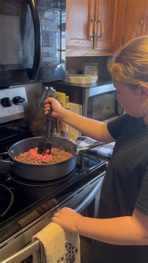 Ellie is helping us cook tonight. We are cooking with our mix and chop brilliance cookware and our favorite everything taco seasoning from Pampered Chef click the link below to place your order. Look for another video for our taco ring. Here’s the link. http://www.pamperedchef.biz/alookintocallieskitchen | A Look Into Callie's Heart