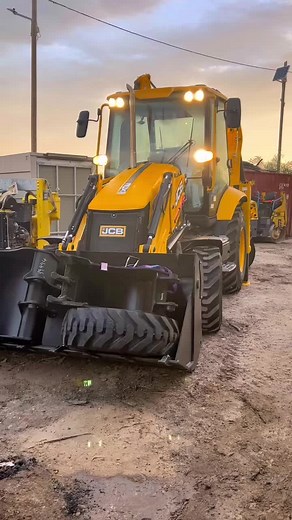 Exploring the Features of a JCB Backhoe Loader