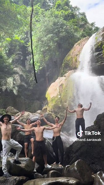 Bengoh Dam ⛰️ is so amazing!!! We took around 1 hour from Kuching city to the entrance of Bengoh Dam, then we took another hour to reach this huge waterfall! The view is really worth it ❤️ The route is not super difficult, so it is quite suitable for family to come here together too. #waterfall #outdoor #kuching #sarawak