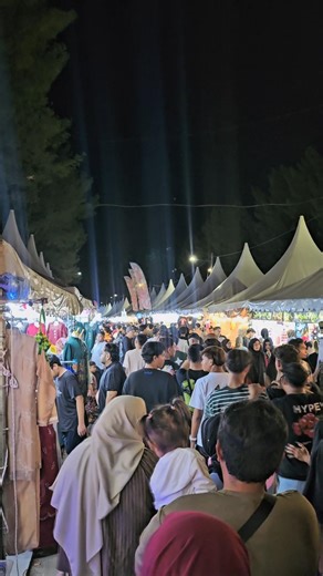 "Bazar klebang melaka dah macam pekan zombie weii"