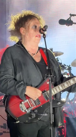 THE CURE live « Shake dog shake »