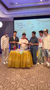 406K views · 9.3K reactions | Dàn cast và ekip ‘2 Ngày 1 Đêm’ bất ngờ tổ chức sinh nhật cho ‘mẹ già’ Trường Giang 拾 Mùa 3 chính thức trở lại!!!  #VieZ | VieZ.vn | Facebook