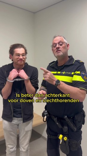 Dit filmpje legt uit waarom politieagenten handboeien aan de voorkant van het lichaam zouden moeten dragen bij interacties met doven en slechthorenden. Door de handboeien aan de voorkant te plaatsen, wordt visuele communicatie vergemakkelijkt en oogcontact behouden. Het filmpje biedt praktische instructies en benadrukt het belang van bewustwording en respectvolle interacties. #politie #doof #slechthorend #lerenoptiktok #viral @RobinFrings @Boaz Alexander