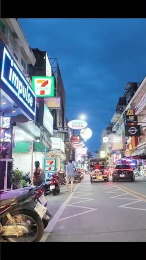 Vibrant Street Atmosphere in Pattaya! 🚶‍♂️