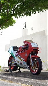 1986 Ducati TT F1 750 Designed as an evolution of the 600 TT2, it featured a 748cc desmodromic L-twin engine, delivering 75 horsepower. This particular bike enjoys MotoCorsa Trackdays regularly 😊 🧐HERE ARE SOME QUIRKS:🤌 - Dual Fuel Caps: The race version of the F1 750 had two fuel caps on the tank to speed up refueling during pit stops. - Guitar Jack Battery Release: Instead of traditional screws, the battery was secured with a rapid-release system using electric guitar jacks—a clever hack fo