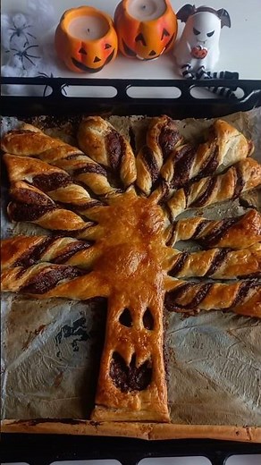Spooky Halloween Tree 👻🎃 #halloween #halloween2024 #puffpastry #spookyseason #baking