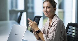 Tai gali lemti blogą savijautą ir pakitusią laikyseną: didžiausios sėdėjimo prie kompiuterio klaidos ir kaip jas taisyti