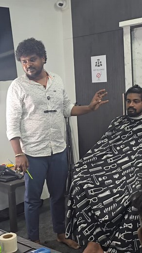 “Side parting vs Top parting — understanding the difference is key for every barber. It’s not just about the line, it’s about balance, connection, and flow. Learn to analyze and connect your sections like a pro ✂️💯 #A5MenGroomingAcademy — Where Passion Meets Precision 💈✨” For Course Details : 8610282448 #BarberEducation #HairPartingTechniques #BarberTraining #MensHaircut #BarberingTips #A5MenGroomingAcademy #ProfessionalBarber #BarberLife #HairConnection #BarberCoach #BarberCommunity #BarberRe