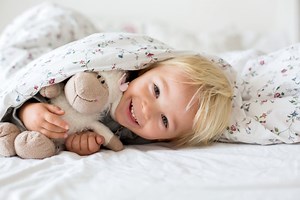 Sommeil de bébé : à partir de quel âge peut-il dormir avec une couette ?