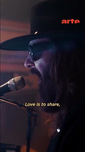 Sébastien Tellier charms us with his love song “La Ritournelle” in his Passengers – ARTE Concert