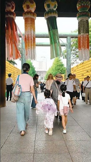 Walking Through 10,000 Yellow Lanterns in Tokyo 🏮
