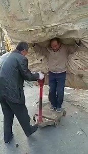 Stunningly fast! These masters truly know their jobs inside out. Just as the saying goes, practice makes perfection. How good are you at your job? | China Daily