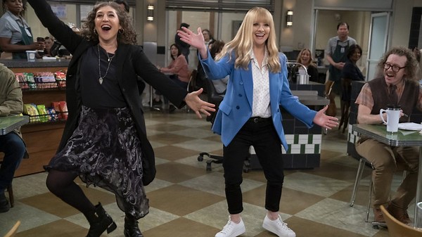 Night Court Season 3: Melissa Rauch & Mayim Bialik's On-Screen Reunion
