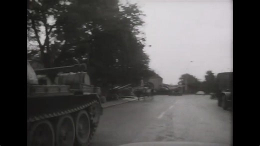 První okamžiky invaze 21. srpna 1968 do Československa, vojsky Varšavské smlouvy vedenými Sovětskou armádou. První oběti. Praha plná ruských tanků. Okupace v Praze zaskočila i hollywoodskou hvězdu Shirley Temple 12:14, která zde byla na návštěvě. Rozstřílená fasáda Národního muzea. Boj o budovu Českého rozhlasu. Jedinečné svědectví doby. Zdroj: Československý filmový týdeník | Retro v srdci