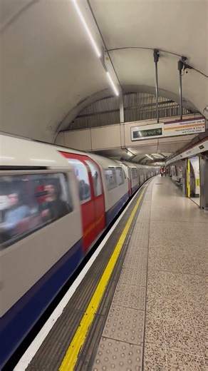 Bakerloo Line 1972 stock leaves Edgware Road.