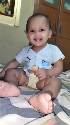 aise na dekho😊lo aap bhi khalo.. 😘😘 #cute #funny #comedy #viral #entertainment #baby