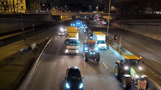 💢Les tracteurs arrivent en nombre sur le périphérique parisien pour protester contre le Mercosur. Crédit vidéo : Luc Auffret #AgriculteursEnColère #Mercosur #paris 📽️Ensemble, on fait bloc. Ensemble, on fait front. Ensemble, on informe autrement. Rejoignez-nous sur nos différents réseaux 👇 https://linktr.ee/lereporterin.dependant | Le reporter indépendant