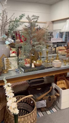 Der er lavet om og lavet mere jul fra Scndhnd i Tårs butikken. Der sælges både vintage og nyt julepynt. Kig ned og se den nye indretning 🎄❤️ | BlomsterUniverset - Tårs