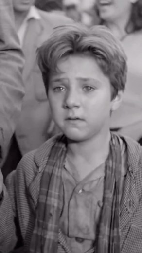 Crítico al borde de un ataque de nervios on Instagram: "💔 Enzo Staiola (1939–2025) fue Bruno en Ladrón de bicicletas (Bicycle Thieves, 1948), dirigida por Vittorio De Sica. Tenía solo nueve años cuando se convirtió en el rostro más tierno y devastador del neorrealismo italiano. De Sica lo descubrió caminando solo por las calles de Roma, y su expresión en la escena final - mirando a su padre en uno de los momentos más duros del cine - sigue grabada en la memoria de generaciones. Enzo dejó el cin