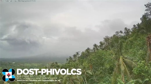 PANOORIN: Namataan ang pinakamalaking pyroclastic density current (PDC) o uson sa Bulkang Mayon nitong Lunes, Pebrero 9. Ayon sa PHIVOLCS, ang PDC ay naibuga ng bulkan bandang 10:35 ng umaga na umabot hanggang humigit-kumulang 4 kilometro mula sa pinagmulan sa Mi-isi Gully. Umabot sa 1 kilometro ang taas ng usok bago ito tangayin patungong timog-kanluran. Sa kasalukuyan, nanatiling nasa Alert Level 3 ang bulkan at patuloy paring ipinagbabawal ang pagpasok sa 6-kilometer radius Permanent Danger Z
